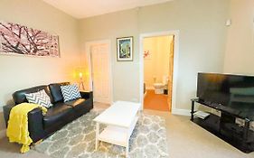 Quaint & Peaceful 1 Bed Central Mews Apt, West End
